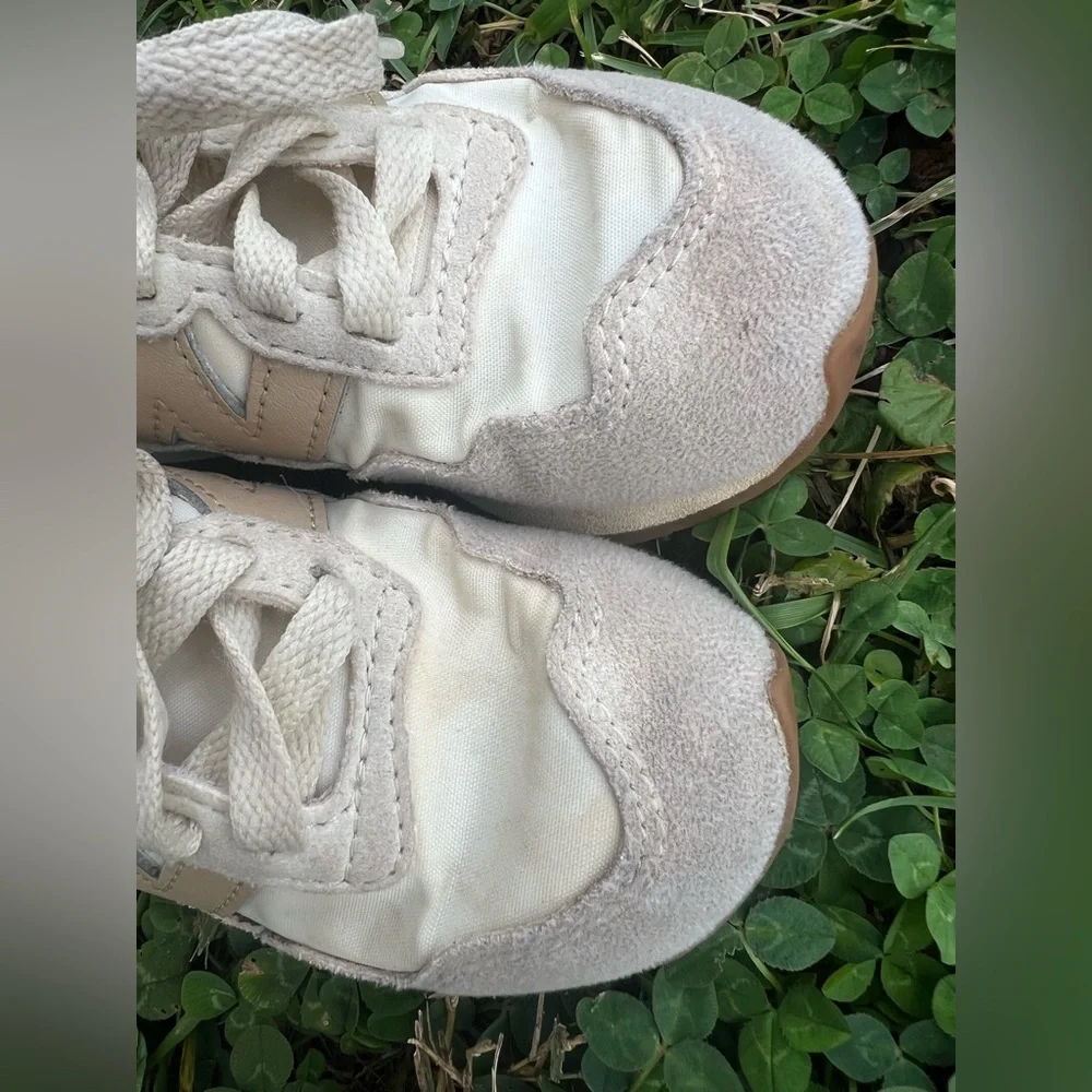 New Balance Child Size 8 Cream & Grey Running Shoes - Picture 3 of 11